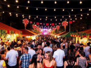 Petrecere în aer liber cu oameni veseli în București.