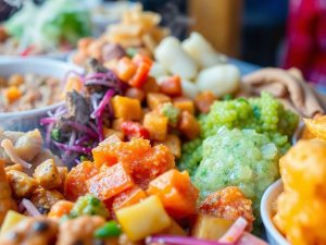 Farfurii pline cu mâncare gustoasă de stradă.